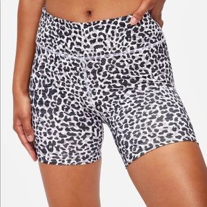 Outdoor Voices Flex 5” Short Snow Leopard Small